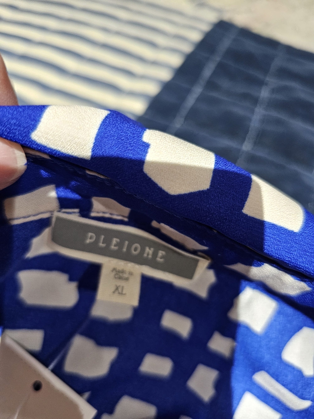 Pleione Blue and White Sleeveless Collared Blouse - Picture 4 of 6